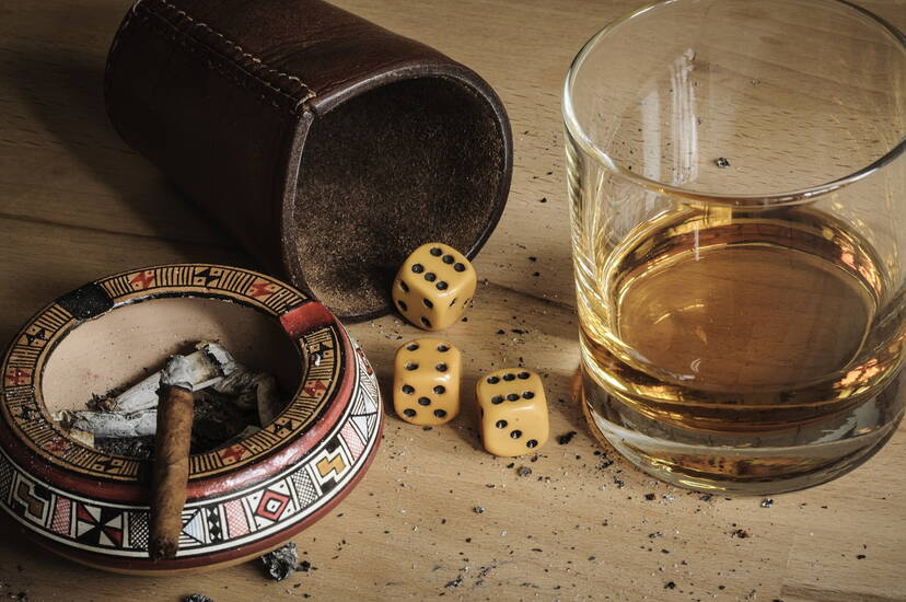 Illegal gambling offers Mann vor PC-Bildschirm